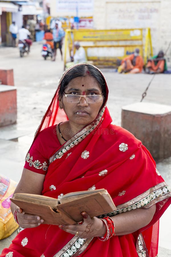 Retrato De La Sari India Tradicional Triste Seria Del Vestido De La Mujer Que Lleva Hermosa Mayor Foto editorial - Imagen de india, elegancia: 122978316
