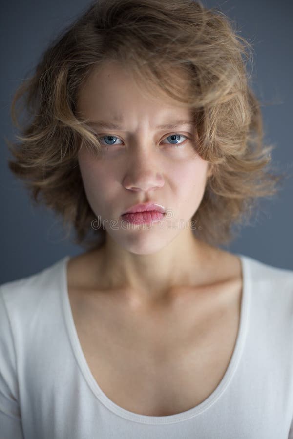Retrato de la señora descontentada joven que mira tristemente in camera fotos de archivo libres de regalías Retrato de la señora descontentada joven que mira tristemente in camera fotos de archivo libres de regalías