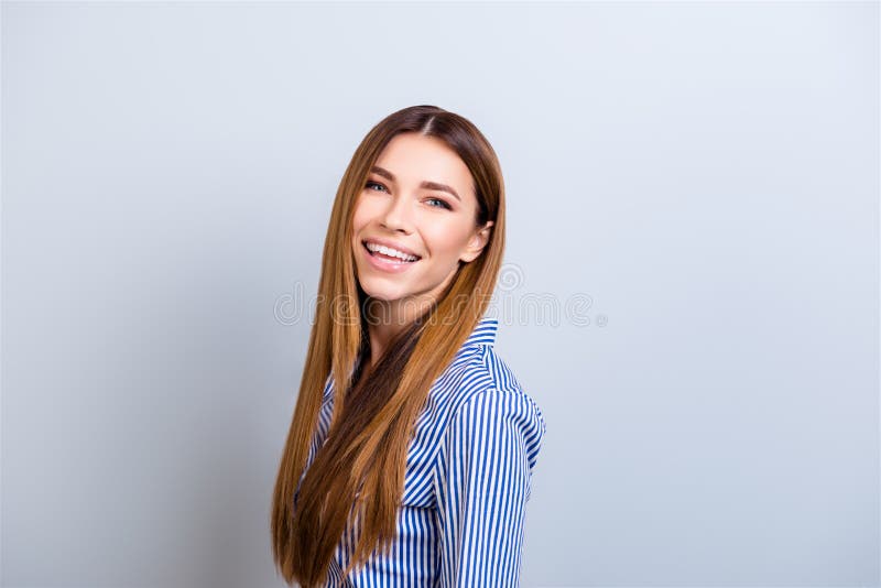 Retrato de la señora joven sonriente hermosa del negocio en desgaste formal fotografía de archivo libre de regalías Retrato de la señora joven sonriente hermosa del negocio en desgaste formal fotografía de archivo libre de regalías