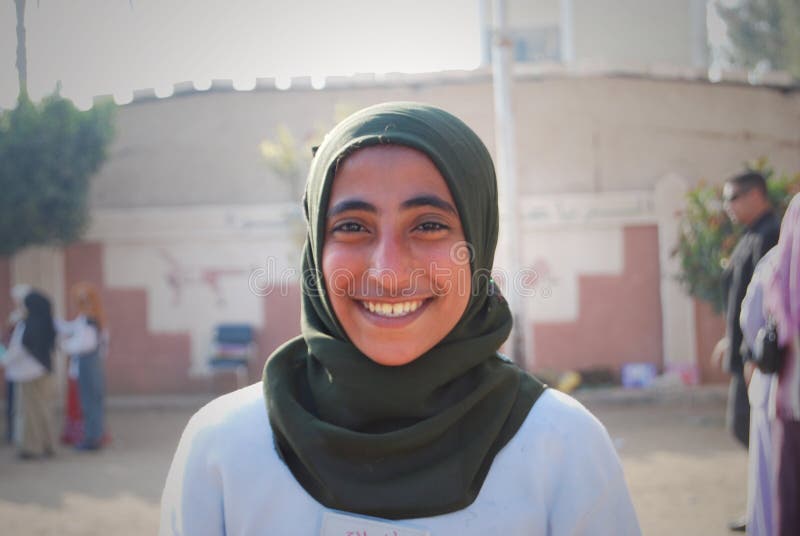 Retrato de la sonrisa decente de la mujer joven en Egipto