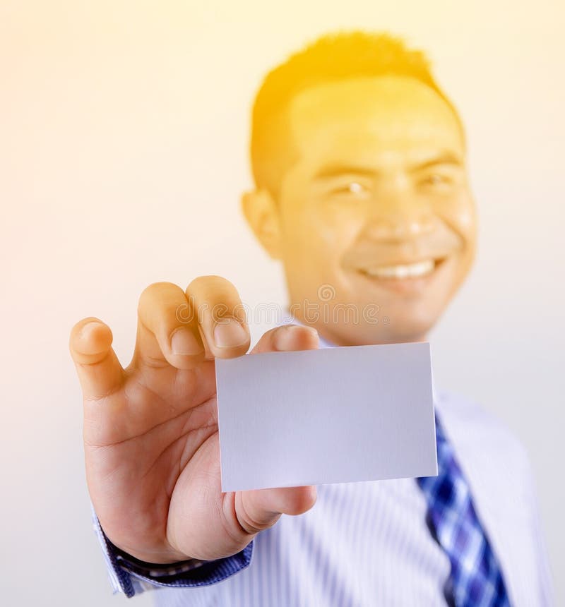 Retrato de la sonrisa tailandesa asiática y de mostrar del hombre de negocios pizca en blanco foto de archivo libre de regalías Retrato de la sonrisa tailandesa asiática y de mostrar del hombre de negocios pizca en blanco foto de archivo libre de regalías