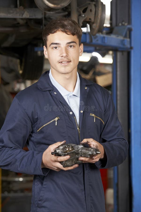 Retrato de la tienda de In Auto Repair del mecánico del aprendiz foto de archivo