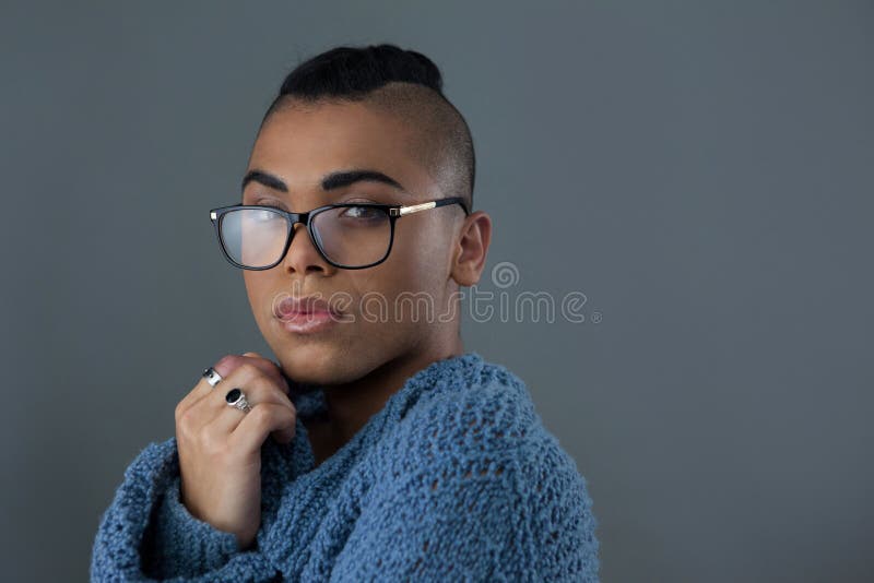 Retrato de las lentes que llevan de la mujer del transexual imagenes de archivo Retrato de las lentes que llevan de la mujer del transexual imagenes de archivo