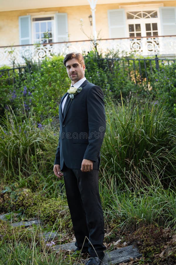 Retrato de las plantas que hacen una pausa de la novia hermosa en parque foto de archivo Retrato de las plantas que hacen una pausa de la novia hermosa en parque foto de archivo