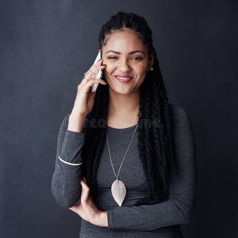 Retrato de llamadas telefónicas y mujer africana en estudio para contactar chat en línea y redes sociales. comunicación feliz imágenes de archivo libres de regalías