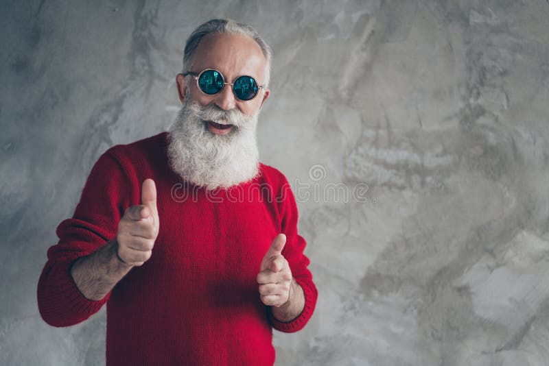 Retrato de loco viejo punto que usted indica la persona graciosa querer celebrar fiesta de Navidad usar suéter rojo trendy imagenes de archivo Retrato de loco viejo punto que usted indica la persona graciosa querer celebrar fiesta de Navidad usar suéter rojo trendy imagenes de archivo