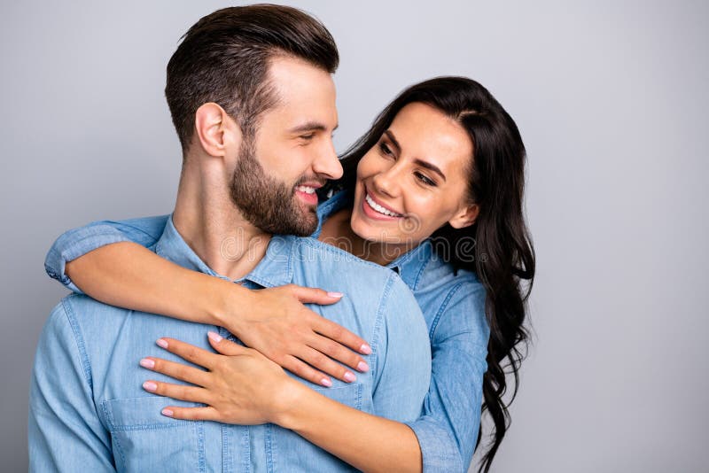 Retrato de los amores jovenes hermosos encantadores locos en el amor que goza del azul que lleva aislado querido apacible pacífic imágenes de archivo libres de regalías Retrato de los amores jovenes hermosos encantadores locos en el amor que goza del azul que lleva aislado querido apacible pacífic imágenes de archivo libres de regalías