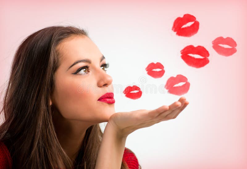 Retrato de los besos de un rojo de la mujer que soplan hermosa imágenes de archivo libres de regalías Retrato de los besos de un rojo de la mujer que soplan hermosa imágenes de archivo libres de regalías