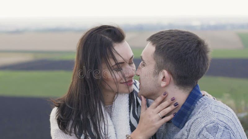 Retrato de los besos románticos de los pares en el fondo de la naturaleza