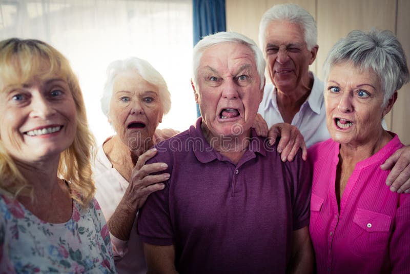 Retrato de los mayores que hacen caras divertidas fotografía de archivo libre de regalías Retrato de los mayores que hacen caras divertidas fotografía de archivo libre de regalías