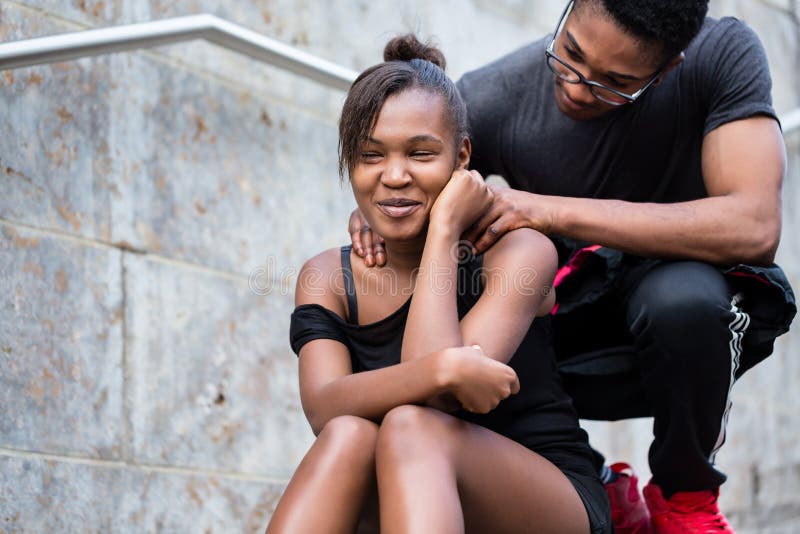 Retrato de los pares afroamericanos jovenes que hacen whi divertido de las caras fotografía de archivo libre de regalías Retrato de los pares afroamericanos jovenes que hacen whi divertido de las caras fotografía de archivo libre de regalías