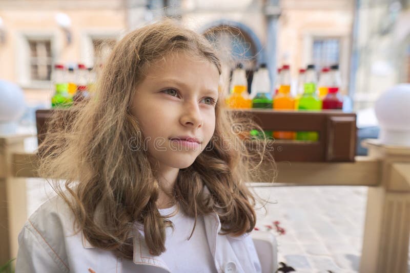 Retrato de uma menina loira de 10 anos no parque