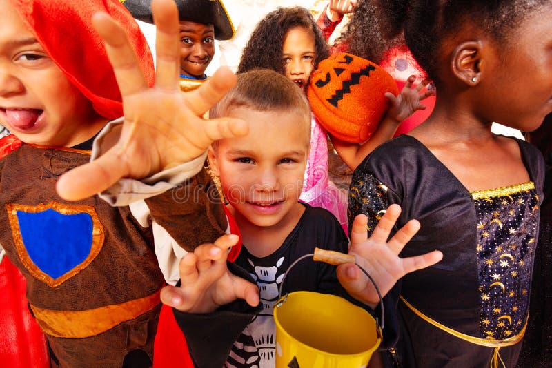 Crianças Na América Celebram O Dia Das Bruxas Engraçado Grupo De Amigos  Crianças Numa Fantasia De Halloween Na Festa De Halloween Foto de Stock -  Imagem de bonito, livro: 161170756