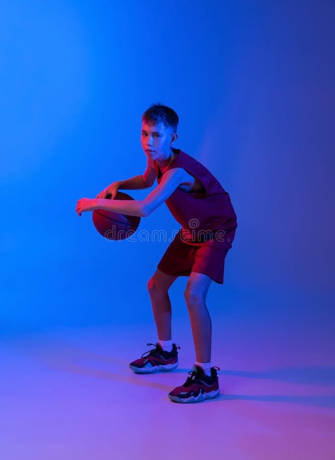 Retrato Do Jogador De Basquete Em Treinamento Em Movimento Isolado Sobre  Fundo Azul Gradiente Em Luz Neonatal. Foto de Stock - Imagem de fundo,  desportista: 235847770