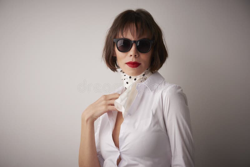 Retrato de moda del estudio de la mujer joven Gafas de sol que llevan y scharf de la mujer atractiva mientras que presenta en el fotos de archivo libres de regalías Retrato de moda del estudio de la mujer joven Gafas de sol que llevan y scharf de la mujer atractiva mientras que presenta en el fotos de archivo libres de regalías