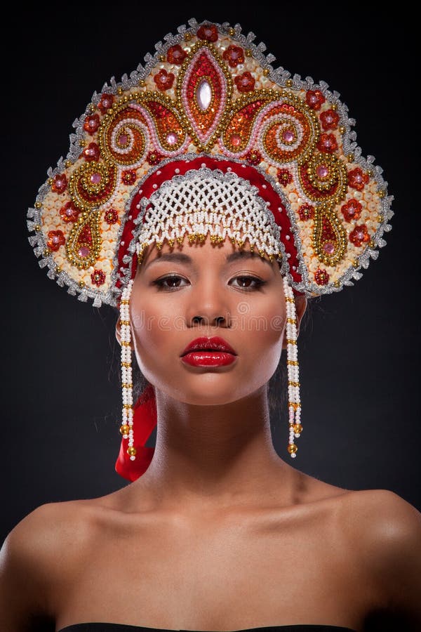 Retrato de moda del primer de una mujer afroamericana hermosa con el kokoshnik rico adornado en su cabeza Estilo ruso foto de archivo Retrato de moda del primer de una mujer afroamericana hermosa con el kokoshnik rico adornado en su cabeza Estilo ruso foto de archivo