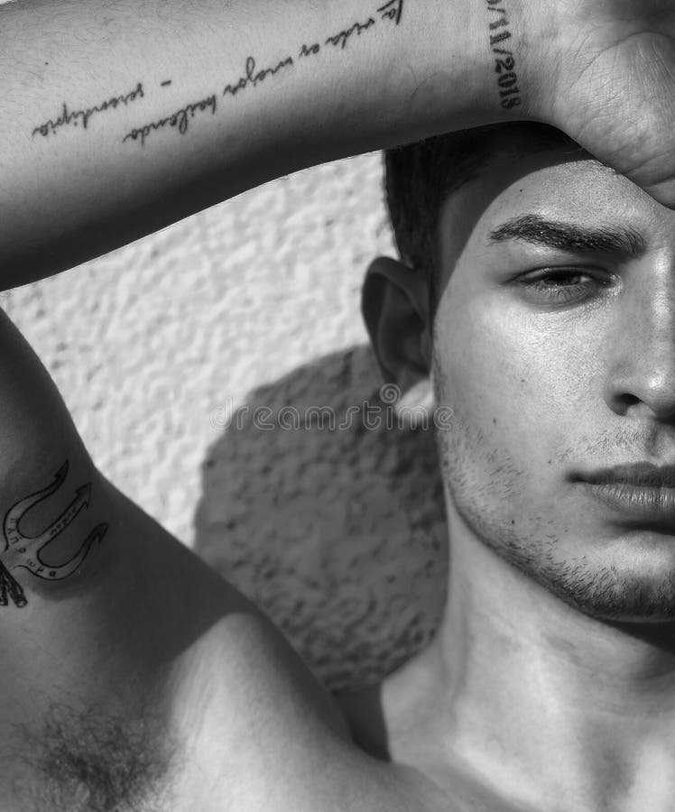 Retrato de moda de hombre joven. acercamiento masculino atractivo. retrato en blanco y negro de un sujeto muscular sexy mirando la foto de archivo