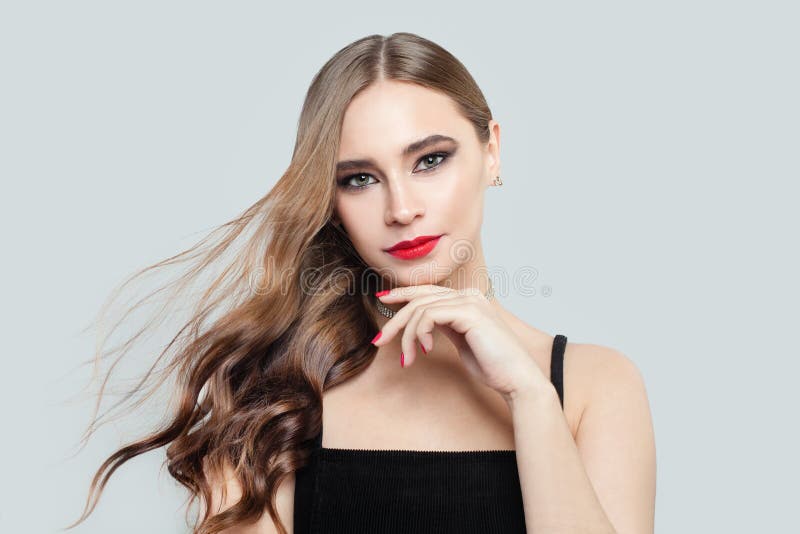 Retrato De Moda De La Perfecta Joven Modelo Mujer Con El Cabello Largo Y  Labios Rojos Maquillados Foto de archivo - Imagen de hermoso, sano:  173397772