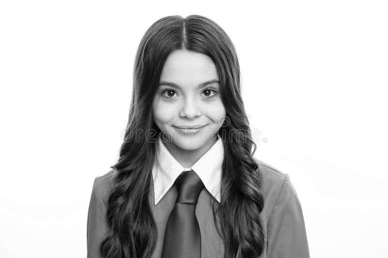 Retrato de moda de una linda adolescente. adolescente latino o hispano. feliz adolescente con emociones positivas y sonrientes.
