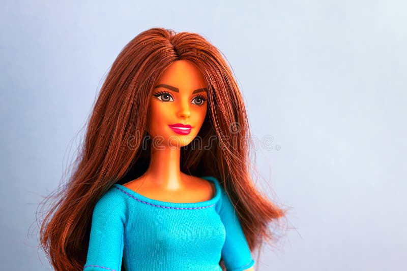 Retrato De La Muñeca De Barbie Con El Pelo Marrón Contra Fondo Rosado Imagen editorial - Imagen de muñeca, pelo: 133480050