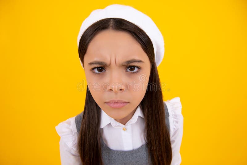 Retrato de muchacha enojada mirando la cámara aislada en el fondo del estudio. infeliz hijo adolescente disgustado.