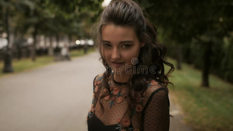 Retrato de mujer caminante de moda con vestido negro