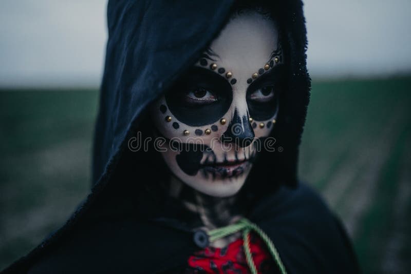 Para construir ajustar presentar Retrato De Mujer Con Disfraz De Muerte De Halloween Con Maquillaje De  Cráneo De Azúcar Foto de archivo - Imagen de pintado, vacaciones: 200516442