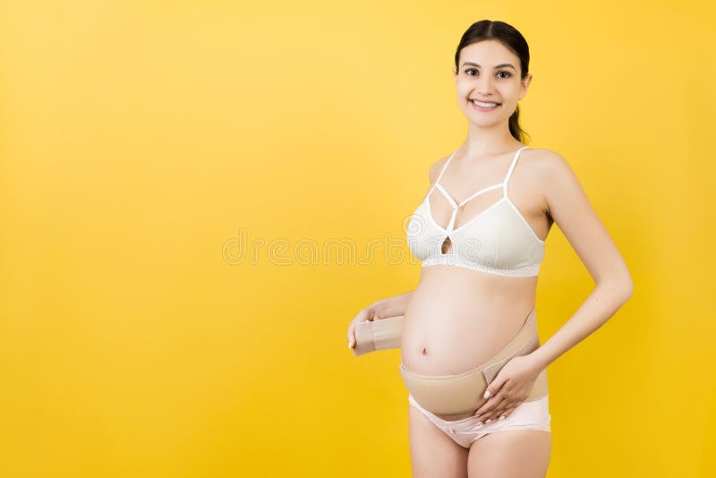 Retrato De Mujer Ropa Interior Corsé De Embarazo En El Tercer Trimestre Con Fondo Amarillo Con Espacio De Copia. Foto de archivo - Imagen de copia: 198366634