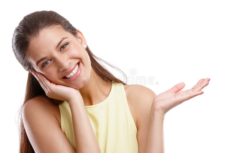 Retrato de mujer feliz y palma con publicidad para alerta de marketing o trato sobre el fondo de estudio blanco. joven fotografía de archivo