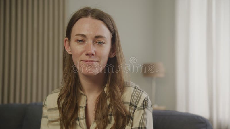 Retrato de mujer joven con camisa en el apartamento almacen de video