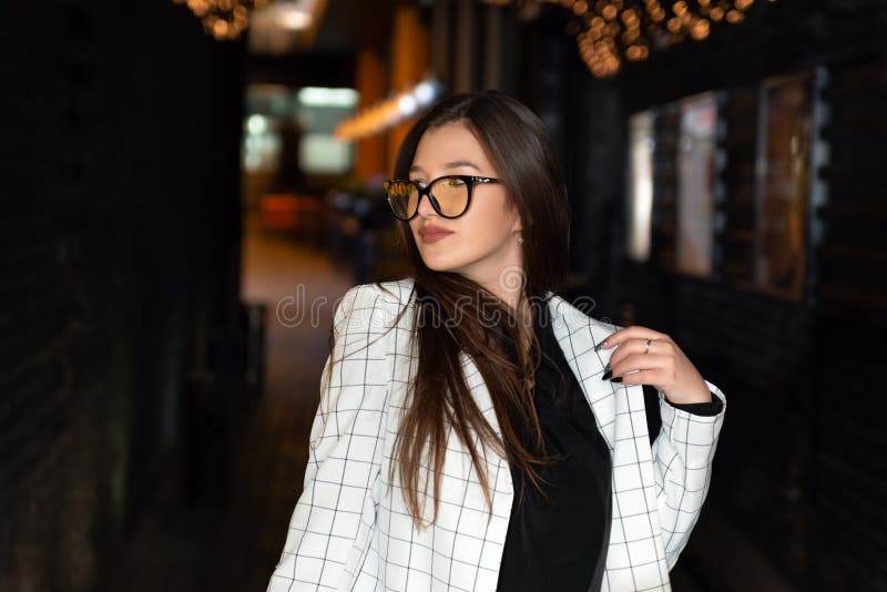 Mujer Joven Ropa Informal En La Calle Por La Noche Imagen de archivo - de negocios: 204714035