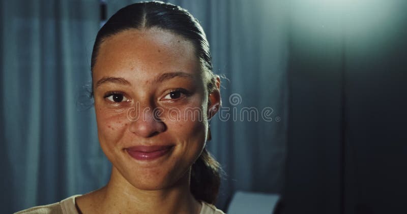 Retrato de mujer joven y sonriente. Estudiante profesional o influyente en casa. metrajes