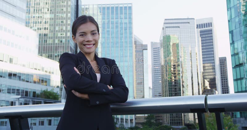 Retrato de mujer de negocios asiática de joven mujer de negocios profesional urbana metrajes
