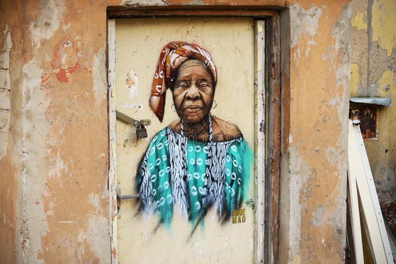 Retrato de mujer negra colorida pintado en una vieja puerta blanca fotografía de archivo libre de regalías Retrato de mujer negra colorida pintado en una vieja puerta blanca fotografía de archivo libre de regalías