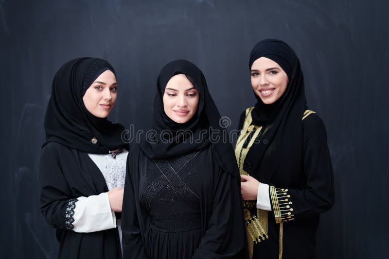 Retrato De Mujeres Musulmanas Hermosas Con Ropa De Moda Foto De Archivo Imagen De Pizarra 