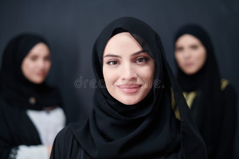 Retrato De Mujeres Musulmanas Hermosas Con Ropa De Moda Foto De Archivo Imagen De Pizarra 