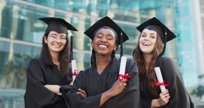 Retrato de mujeres o feliz por graduarse en certificado excitado o logro de un título universitario. diversidad