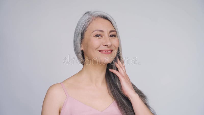 Retrato de mulher asiática madura e madura, de meia-idade, sênior. publicidade sobre cuidados de cabelo.