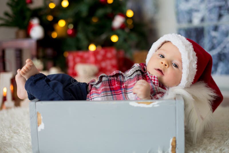 Retrato De Navidad De Un Lindo Bebé Recién Vestido Con Ropa De Navidad Imagen de archivo - Imagen de navidad, nieve: 205349263