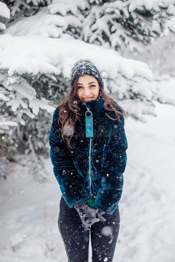 Mujer En Invierno. Mujer Del Invierno En La Nieve En Nevando Día Frío De  Invierno. Fotos, retratos, imágenes y fotografía de archivo libres de  derecho. Image 51538619