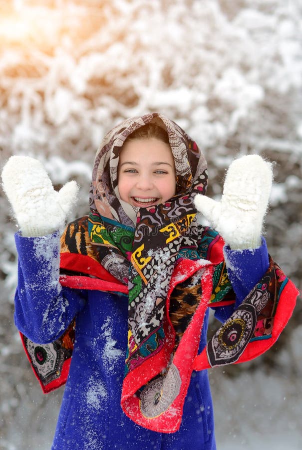 Retrato de niña con pañuelo en la cabeza sobre el fondo de la nieve y el bosque Rusia, helado, cuento de hadas foto de archivo Retrato de niña con pañuelo en la cabeza sobre el fondo de la nieve y el bosque Rusia, helado, cuento de hadas foto de archivo