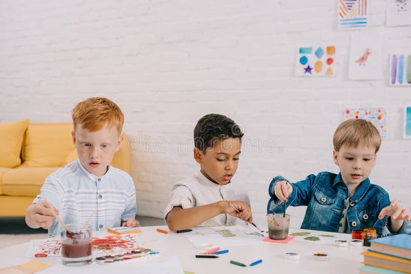 retrato de niños multiétnicos con las imágenes del dibujo de brochas fotos de archivo retrato de niños multiétnicos con las imágenes del dibujo de brochas fotos de archivo