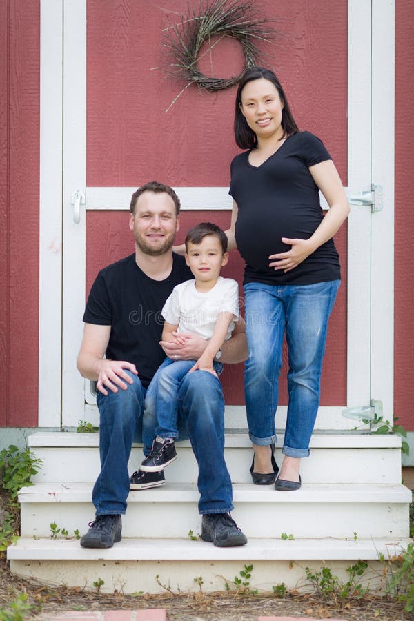 Retrato de pares grávidos felizes da raça misturada com filho novo fotos de stock Retrato de pares grávidos felizes da raça misturada com filho novo fotos de stock