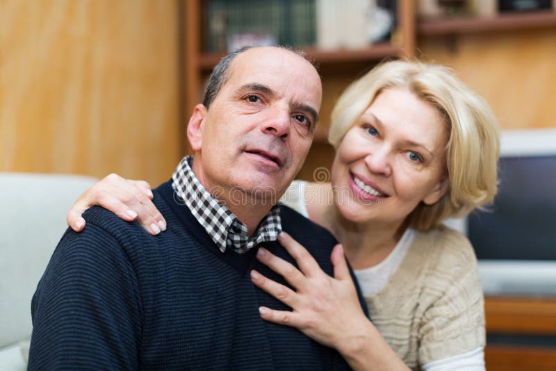 Retrato de pares maduros loving imagem de stock Retrato de pares maduros loving imagem de stock