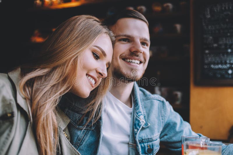 Retrato de pares novos bonitos no amor em uma cafetaria imagem de stock Retrato de pares novos bonitos no amor em uma cafetaria imagem de stock