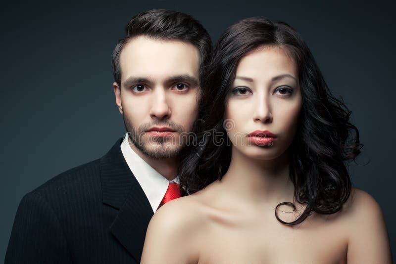 Retrato de pares 'sexy', do homem novo bonito e do levantamento da mulher foto de stock Retrato de pares 'sexy', do homem novo bonito e do levantamento da mulher foto de stock