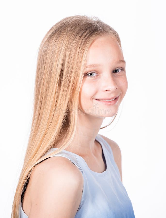 Retrato de perfil interior de una caucásica jovencita caucásica de cabello limpio con una moderna blusa azul, sonriendo ampliamen fotografía de archivo Retrato de perfil interior de una caucásica jovencita caucásica de cabello limpio con una moderna blusa azul, sonriendo ampliamen fotografía de archivo