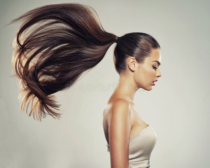 Menina com cabelo comprido para trás no fundo branco