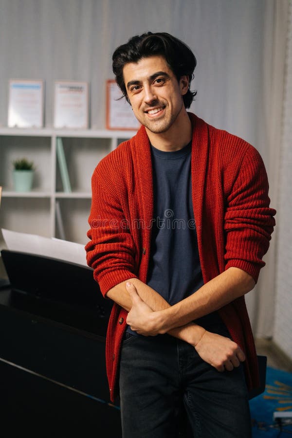 Retrato De Um Pianista Com Barba Confiável, Parado Perto Do Piano Em Casa  Na Sala De Estar. Imagem de Stock - Imagem de pessoa, adulto: 214342135