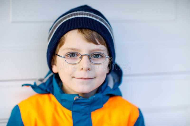 Retrato de poco muchacho lindo del niño de la escuela con los vidrios imagen de archivo libre de regalías Retrato de poco muchacho lindo del niño de la escuela con los vidrios imagen de archivo libre de regalías